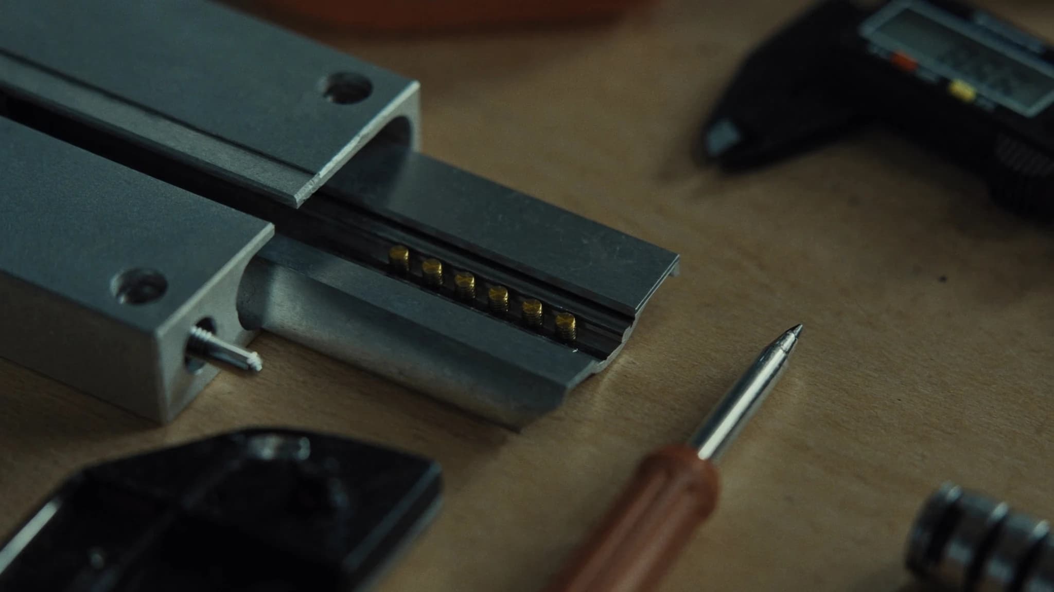 Quick-release plates, guide rails and spring contacts on a workbench